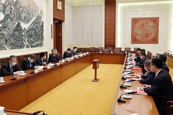 第六任香港基本法委員會(huì)組成人員和第五任澳門(mén)基本法委員會(huì)新任委員進(jìn)行憲法宣誓