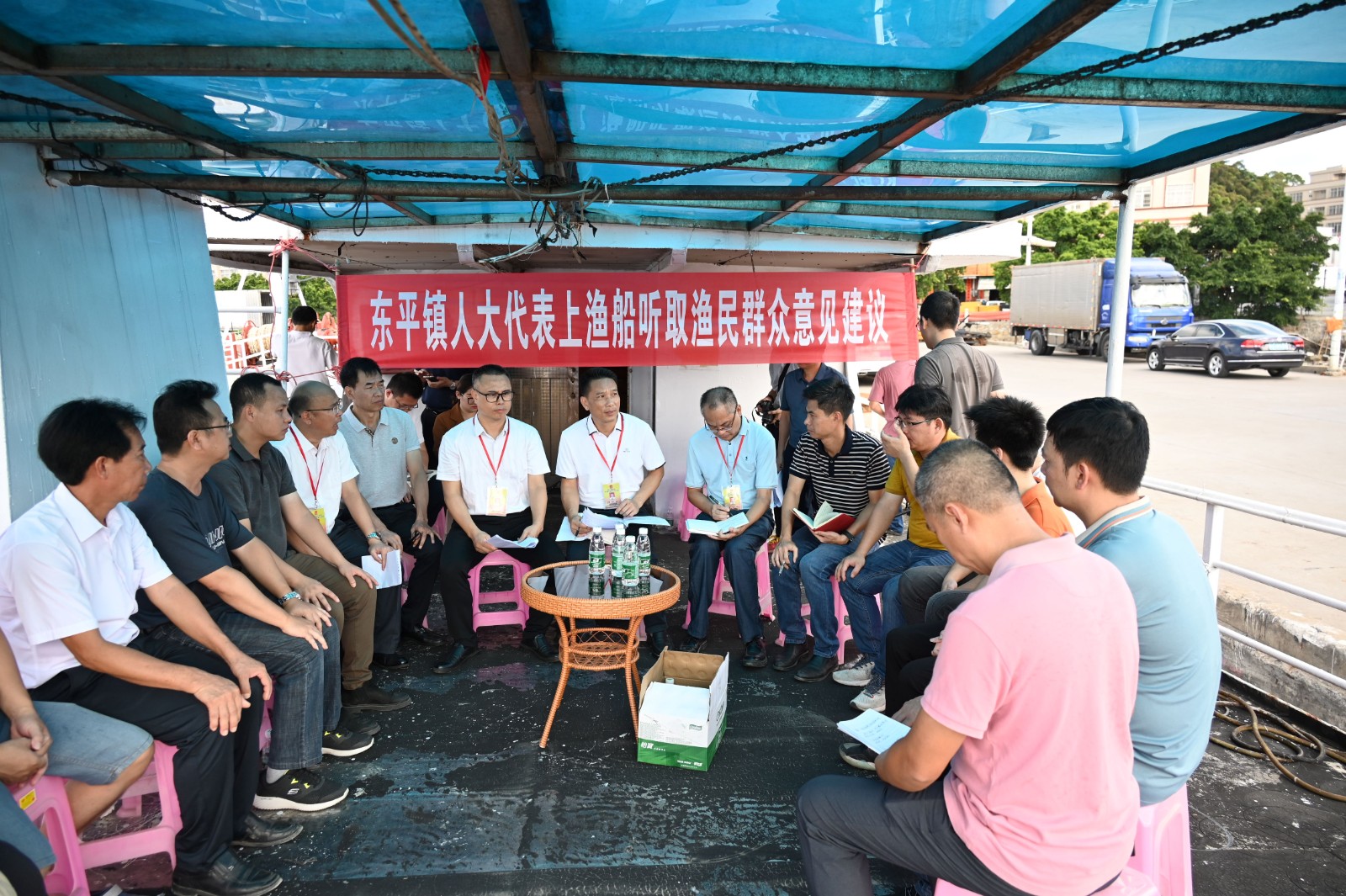 陽江市陽東區(qū)東平鎮(zhèn)組織人大代表上漁船聽取群眾意見現(xiàn)場(chǎng)側(cè)記