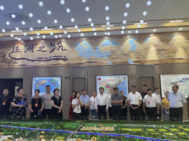 在疆的全國人大代表走進(jìn)喀什調(diào)研經(jīng)濟(jì)高質(zhì)量發(fā)展