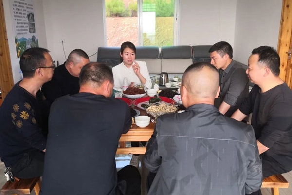 溫善連：與群眾想在一起，干在一起