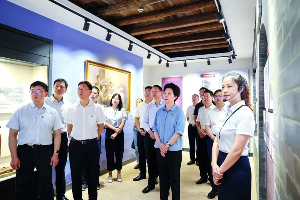 深學(xué)細(xì)研實(shí)干，確保主題教育見行見效