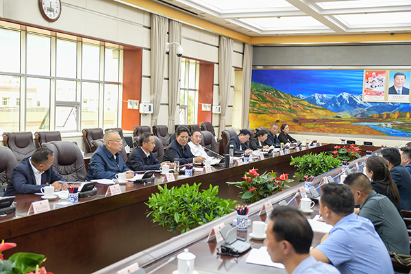 洛桑江村與列席常委會(huì)會(huì)議的自治區(qū)人大代表和縣級(jí)人大常委會(huì)負(fù)責(zé)同志座談