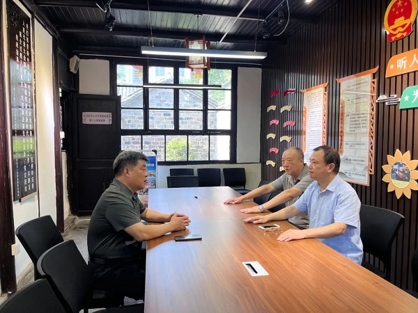 基層民主就要“沾泥土”