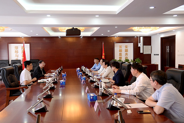  何維接見農工黨海南省委會主委謝京一行