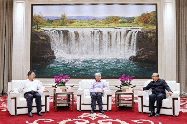  許勤在哈拜會(huì)全國(guó)人大常委會(huì)副委員長(zhǎng)、民盟中央主席丁仲禮