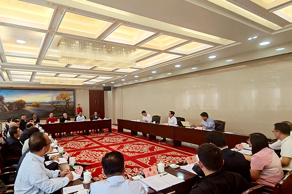  何維在青海調(diào)研新材料創(chuàng)新發(fā)展和地方組織領(lǐng)導班子建設