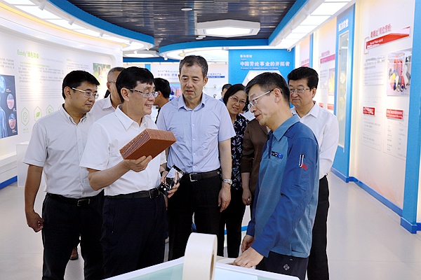  何維率調(diào)研組在寧夏調(diào)研新材料創(chuàng)新發(fā)展